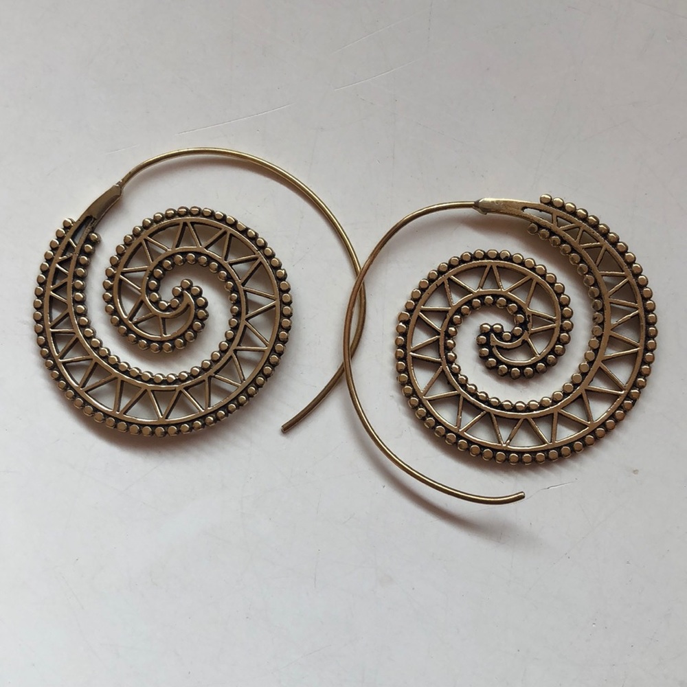 Delicate hoop/loop earrings